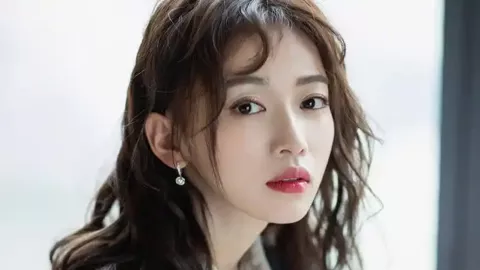 辛芷蕾扛住了外媒镜头